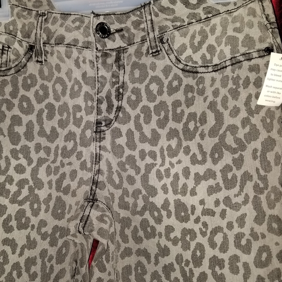 NWT LEOPARD PRINT JEANS - Picture 2 of 4